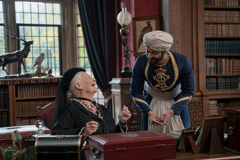 جودی دنچ و علی فاضل در نمایی از فیلم «ویکتوریا و عبدل»(Victoria & Abdul)